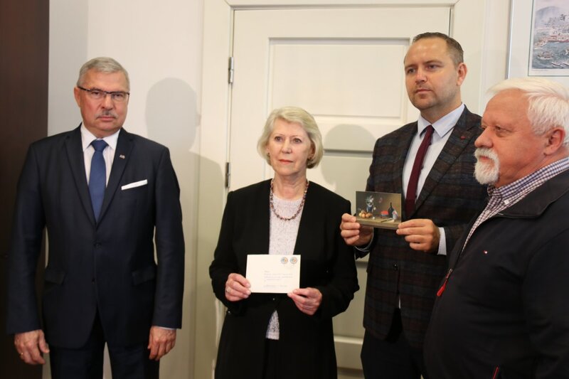 The IPN President accepting the letter to Anna Walentynowicz