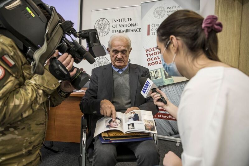 Stefan Piątkowski presenting a publication with his sister's Barbara photo, 24 January 2022; photo: K. Adamów
