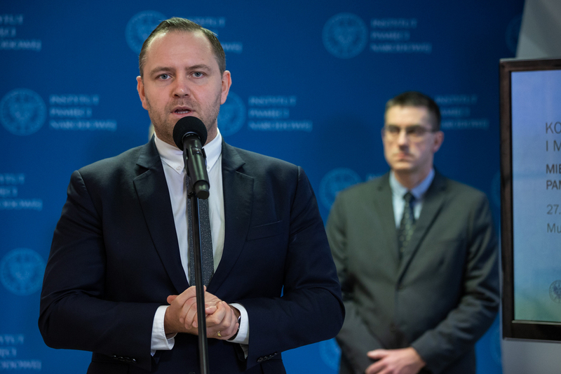 Handing over personal effects belonging to those murdered at the Execution Site near the Treblinka I Penal Labour Camp to the Treblinka Museum Handing over personal effects belonging to those murdered at the Execution Site near the Treblinka I Penal Labour Camp to the Treblinka Museum
