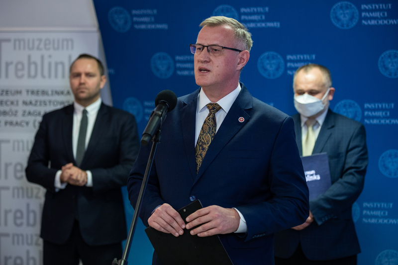Handing over personal effects belonging to those murdered at the Execution Site near the Treblinka I Penal Labour Camp to the Treblinka Museum Handing over personal effects belonging to those murdered at the Execution Site near the Treblinka I Penal Labour Camp to the Treblinka Museum