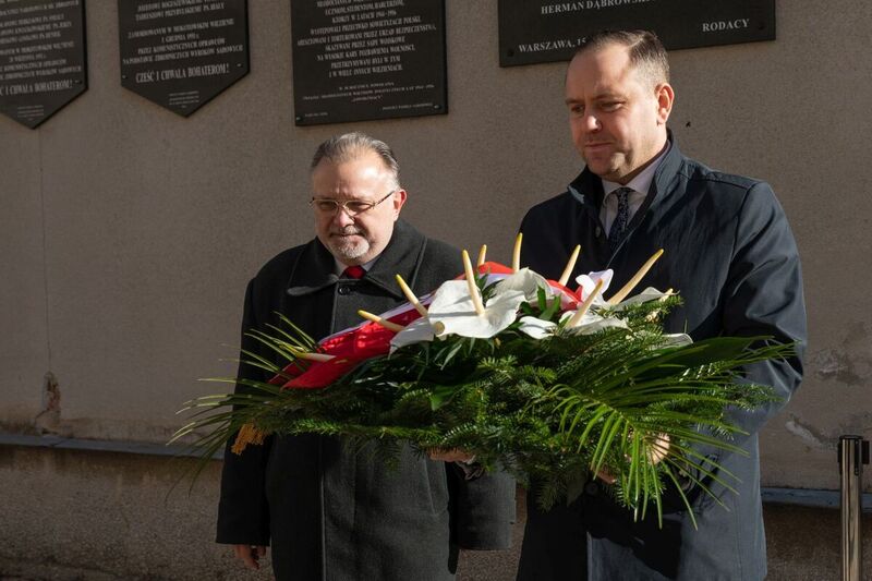 Karol Nawrocki, Ph.D., President of the Institute of National Remembrance, and Jacek Pawłowicz, Director of the Museum of Cursed Soldiers and Political Prisoners of the Polish People’s Republic, lay flowers at the execution wall on the site of the former detention facility in Warsaw-Mokotów on 1 March 2022. Photo: Mikołaj Bujak