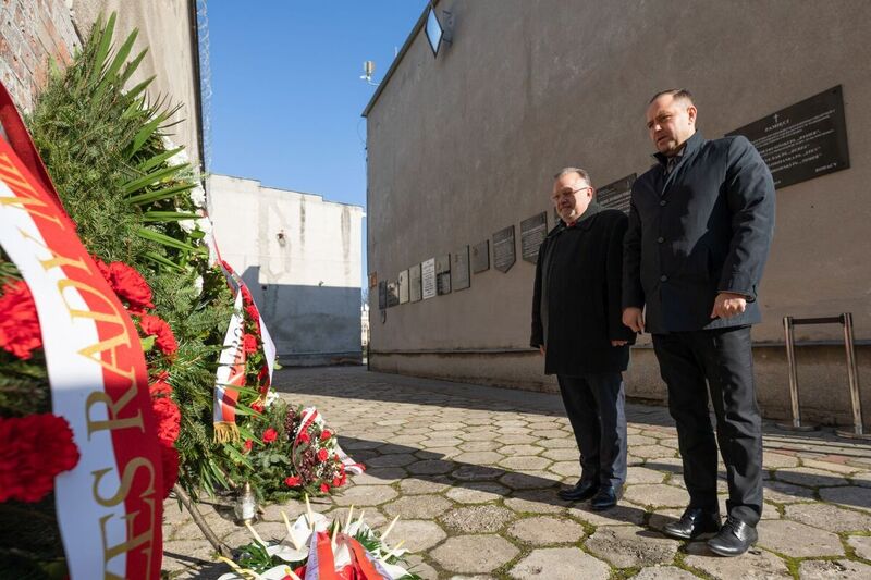 Karol Nawrocki, Ph.D., President of the Institute of National Remembrance, and Jacek Pawłowicz, Director of the Museum of Cursed Soldiers and Political Prisoners of the Polish People’s Republic, lay flowers at the execution wall on the site of the former detention facility in Warsaw-Mokotów on 1 March 2022. Photo: Mikołaj Bujak