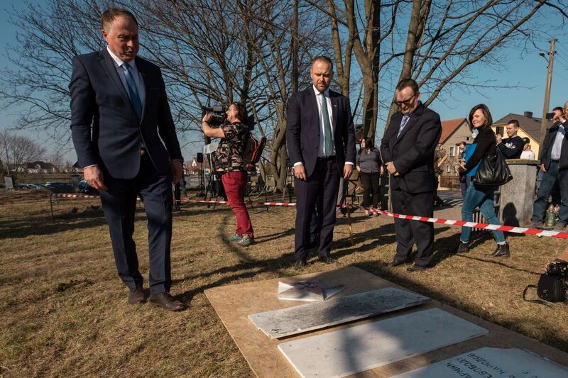 Dismantling of a monument commemorating the Red Army in Chrzowice, Prószków County, Opole Voivodeship, 23 March 2022; Photo: M. Bujak Dismantling of a monument commemorating the Red Army in Chrzowice, Prószków County, Opole Voivodeship, 23 March 2022; Photo: M. Bujak