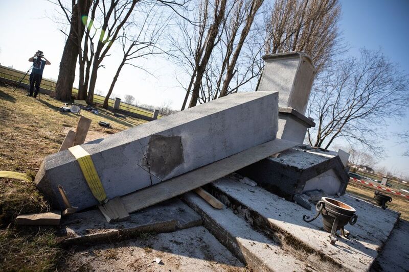 Dismantling of a monument commemorating the Red Army in Chrzowice, Prószków County, Opole Voivodeship, 23 March 2022; Photo: M. Bujak Dismantling of a monument commemorating the Red Army in Chrzowice, Prószków County, Opole Voivodeship, 23 March 2022; Photo: M. Bujak