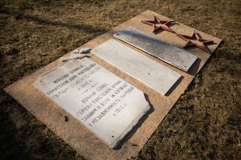 Dismantling of a monument commemorating the Red Army in Chrzowice, Prószków County, Opole Voivodeship, 23 March 2022; Photo: M. Bujak Dismantling of a monument commemorating the Red Army in Chrzowice, Prószków County, Opole Voivodeship, 23 March 2022; Photo: M. Bujak