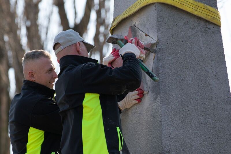 Dismantling of a monument commemorating the Red Army in Chrzowice, Prószków County, Opole Voivodeship, 23 March 2022; Photo: M. Bujak Dismantling of a monument commemorating the Red Army in Chrzowice, Prószków County, Opole Voivodeship, 23 March 2022; Photo: M. Bujak