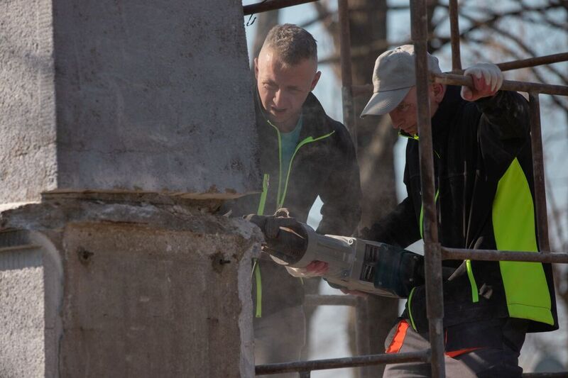Dismantling of a monument commemorating the Red Army in Chrzowice, Prószków County, Opole Voivodeship, 23 March 2022; Photo: M. Bujak Dismantling of a monument commemorating the Red Army in Chrzowice, Prószków County, Opole Voivodeship, 23 March 2022; Photo: M. Bujak