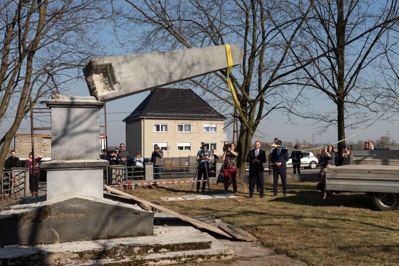 Dismantling of a monument commemorating the Red Army in Chrzowice, Prószków County, Opole Voivodeship, 23 March 2022; Photo: M. Bujak Dismantling of a monument commemorating the Red Army in Chrzowice, Prószków County, Opole Voivodeship, 23 March 2022; Photo: M. Bujak