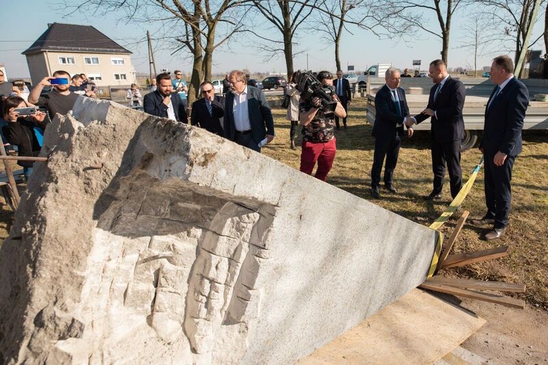 Dismantling of a monument commemorating the Red Army in Chrzowice, Prószków County, Opole Voivodeship, 23 March 2022; Photo: M. Bujak Dismantling of a monument commemorating the Red Army in Chrzowice, Prószków County, Opole Voivodeship, 23 March 2022; Photo: M. Bujak