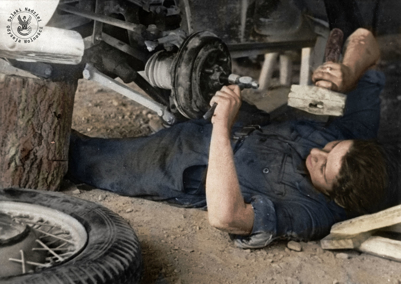 Work in car workshops. A volunteer of the Women's Auxiliary Service at work. September 1942, Tehran, Iran (photo by NN, Polish Institute and the Gen. Sikorski Museum in London [drawer 30 - PWSK]) Reference number: IS_2010_SZ30_0014A. Coloring: Mikołaj Kaczmarek