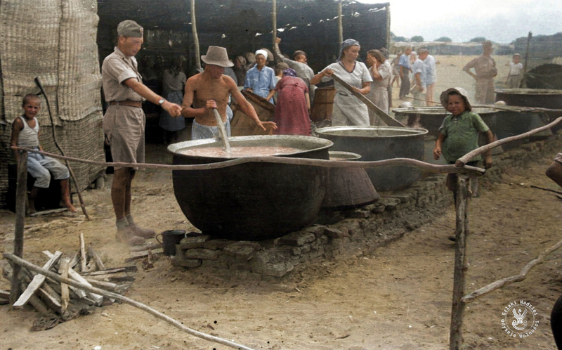 Cooking soup in the camp kitchen. April 1942, Pahlewi, Iran (photo NN, Gen. Sikorski Polish Institute in London [negative album B-I IRAN] - sheet 4) Signature: IS_NEGATYWY_IRAN_B1-P04_1-2. Coloring: Mikołaj Kaczmarek