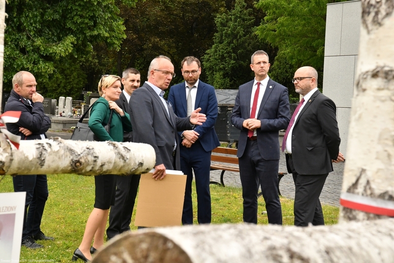 The Slovak delegation visits the so-called "Łączka" section of the Powazki military cemetery accompanied by Krzysztof Szwagrzyk, Ph.D., Deputy President of the Institute of the IPN