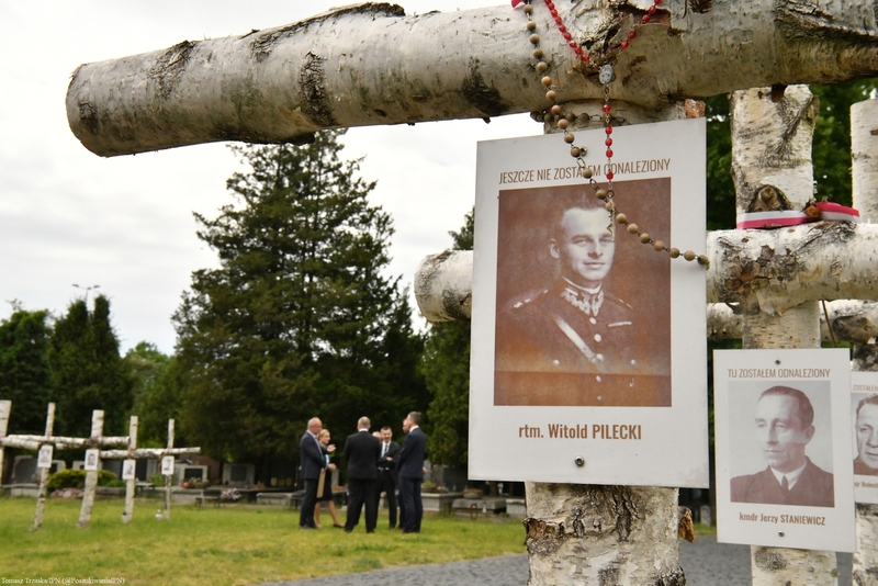 The Slovak delegation visits the so-called "Łączka" section of the Powazki military cemetery accompanied by Krzysztof Szwagrzyk, Ph.D., Deputy President of the Institute of the IPN