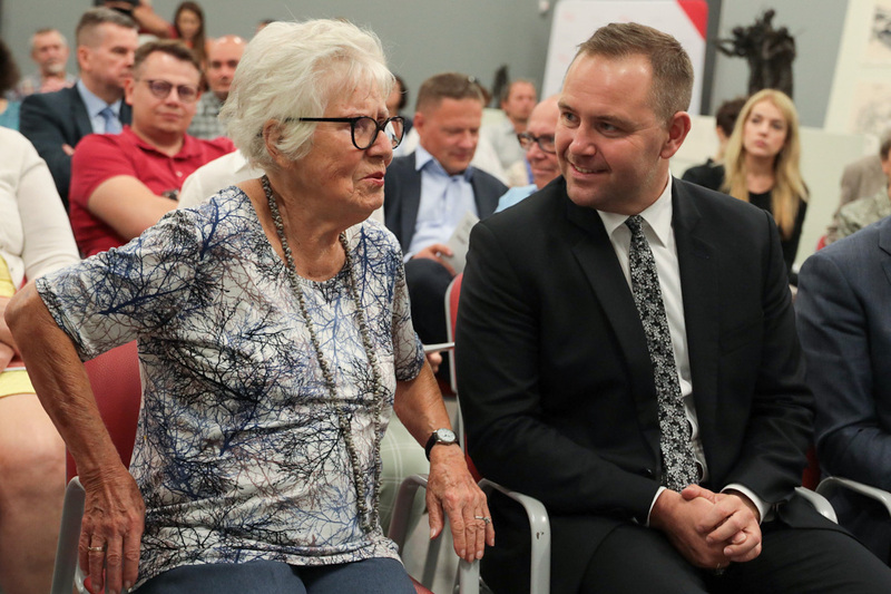 Ada Krystyna Willenberg and Karol Nawrocki, Ph.D., President of the IPN, during the official opening of the exhibition in Wrocław. Photo: Mikołaj Bujak (IPN)