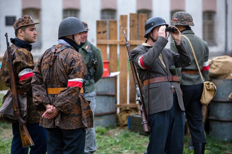 "Prior to W Hour"- Meetings with History for Whole Families