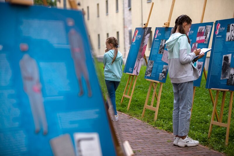 "Prior to W Hour"- Meetings with History for Whole Families