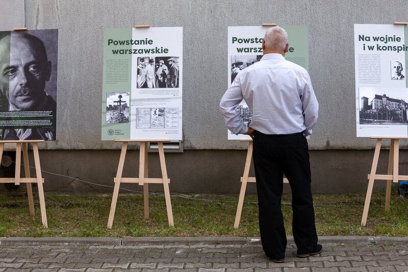 "Prior to W Hour"- Meetings with History for Whole Families