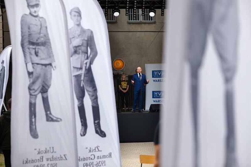 "Prior to W Hour"- Meetings with History for Whole Families