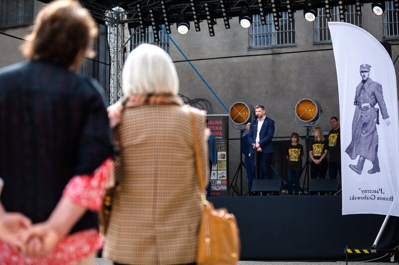 "Prior to W Hour"- Meetings with History for Whole Families