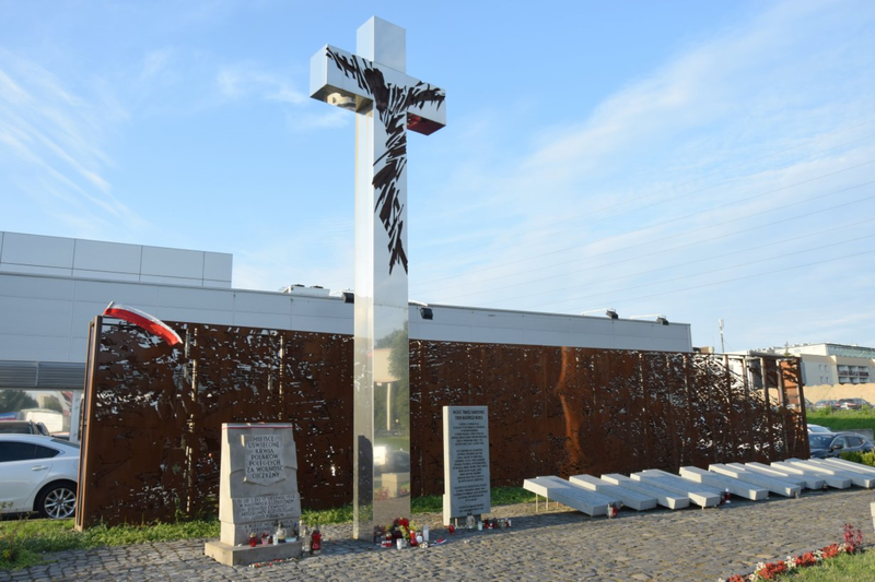 Mahnmal zur Erinnerung an die ca. 12.000 Einwohner des Stadtteils Wola sowie Patienten, Ärzte, Medizinstudierende und Mitarbeiter des Wolski-Krankenhauses in der Płocka-Straße, die im Zeitraum vom 5. bis zum 12. August 1944, bei der Niederschlagung des Warschauer Aufstandes, in und um der Górczewska-Straße von den Deutschen ermordet wurden. (Foto: Maciej Foks) Mahnmal zur Erinnerung an die ca. 12.000 Einwohner des Stadtteils Wola sowie Patienten, Ärzte, Medizinstudierende und Mitarbeiter des Wolski-Krankenhauses in der Płocka-Straße, die im Zeitraum vom 5. bis zum 12. August 1944, bei der Niederschlagung des Warschauer Aufstandes, in und um der Górczewska-Straße von den Deutschen ermordet wurden. (Foto: Maciej Foks)