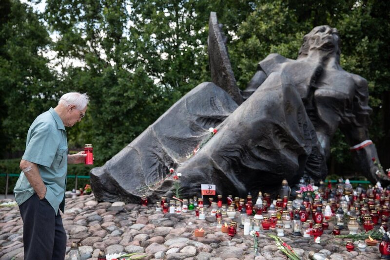 Celebrations at the Powązki Military Cemetery. Photo: Mikołaj Bujak (IPN)