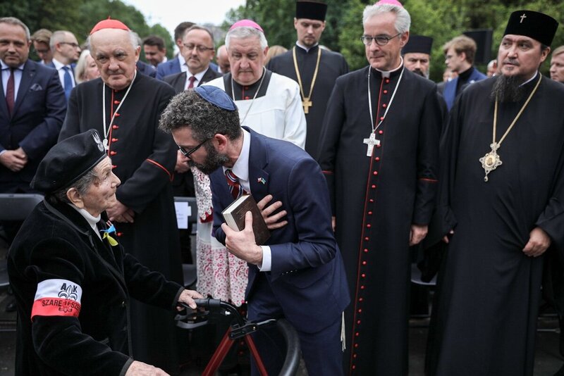 Celebrations at the Powązki Military Cemetery. Photo: Mikołaj Bujak (IPN)