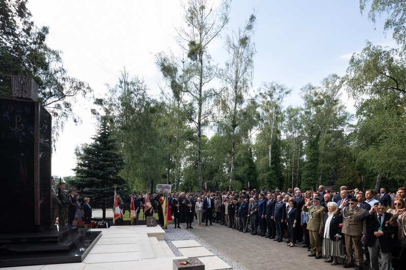 Celebrations at the Powązki Military Cemetery. Photo: Mikołaj Bujak (IPN)
