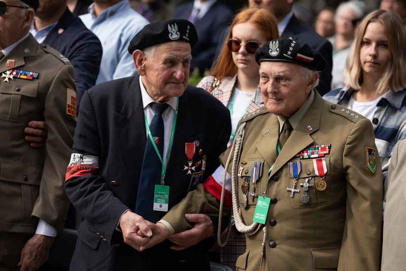 Celebrations at the Powązki Military Cemetery. Photo: Mikołaj Bujak (IPN)