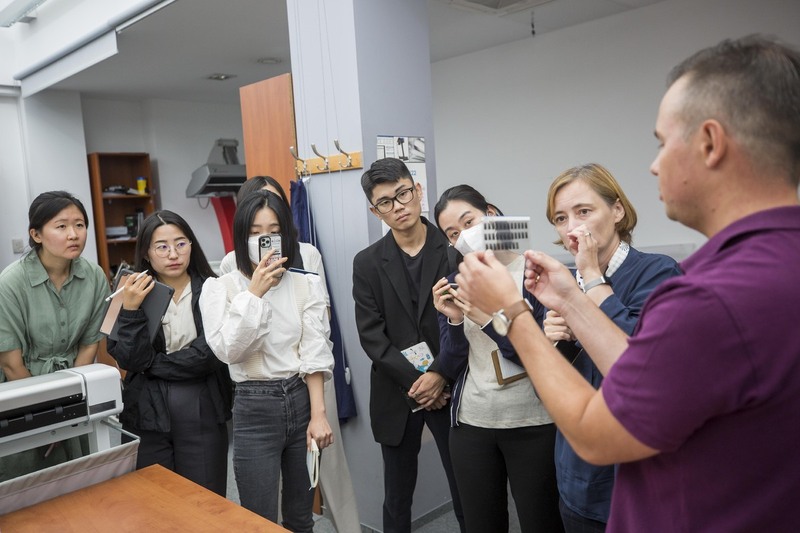 Representatives of the NKHR at the IPN Archive. Photo: Katarzyna Adamów (IPN)