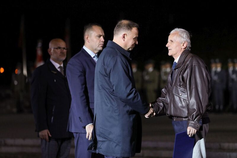 President Andrzej Duda, together with the IPN President Karol Nawrocki and World War II Museum Director Grzegorz Berendt, presented the identification note to the family of Westerplatte defender Zygmunt Zięba - 1 September 2022 - Photo: Mikołaj Bujak (IPN)