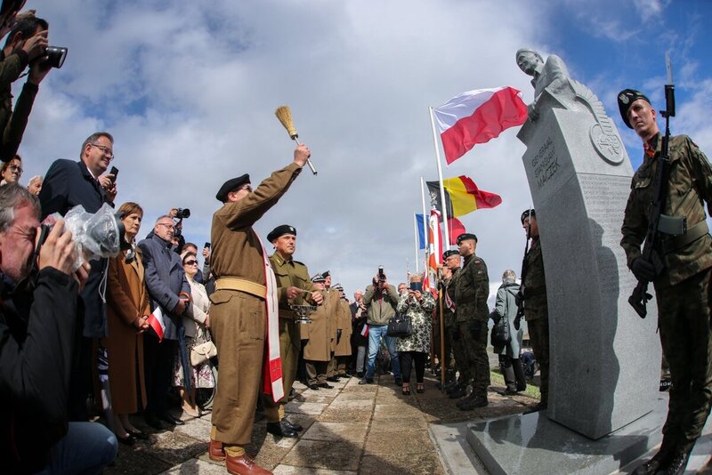 The ceremony of unveiling the monument to commemorate General Stanislaw Maczek