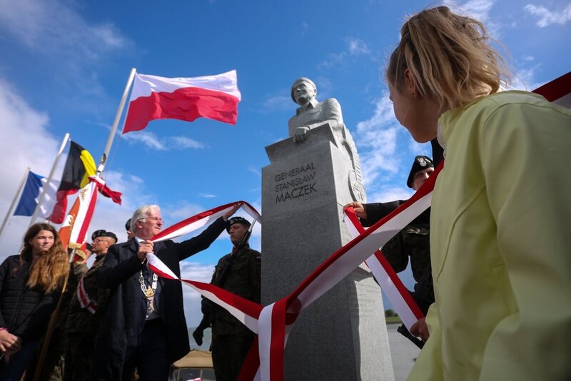 The ceremony of unveiling the monument to commemorate General Stanislaw Maczek