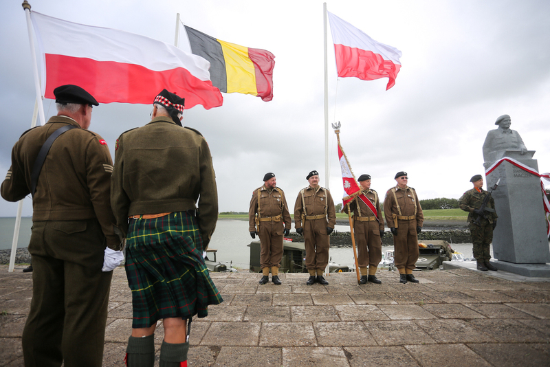 The ceremony of unveiling the monument to commemorate General Stanislaw Maczek