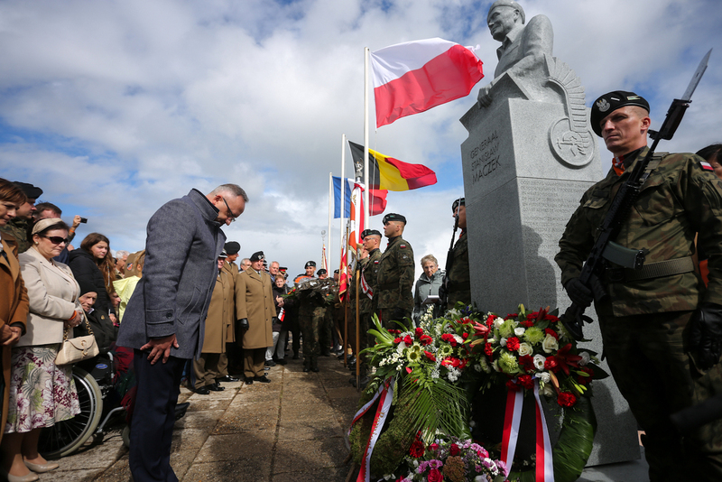 The ceremony of unveiling the monument to commemorate General Stanislaw Maczek