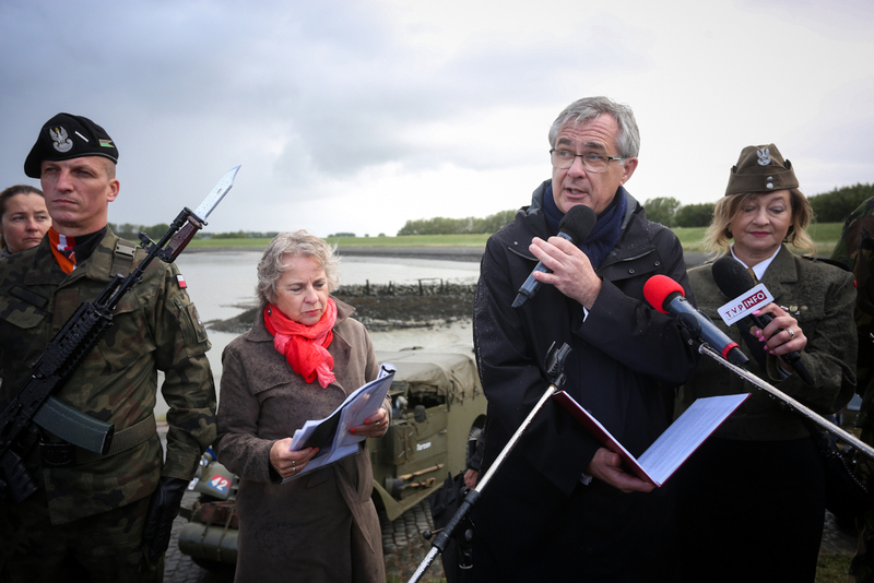 The ceremony of unveiling the monument to commemorate General Stanislaw Maczek
