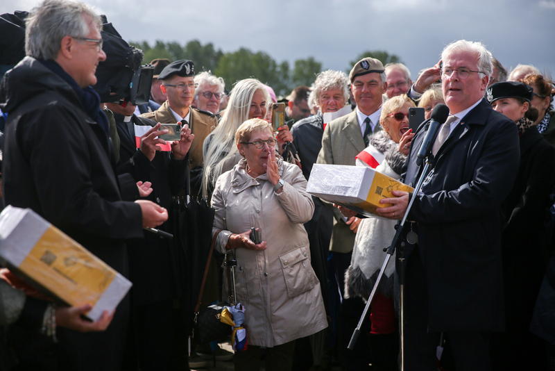 The ceremony of unveiling the monument to commemorate General Stanislaw Maczek