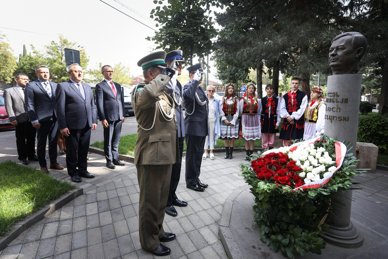 The IPN representatives laying flowers at the monument of President of Poland Lech Kaczyński in Tbilisi, 3 October 2022. Photo: Sławek Kasper (IPN)