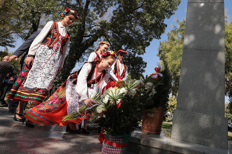 Laying flowers at the monument erected in honour of the soldiers of General Anders' Army – Tashkent, 4 October 2022. Photo: Mikołaj Bujak (IPN)