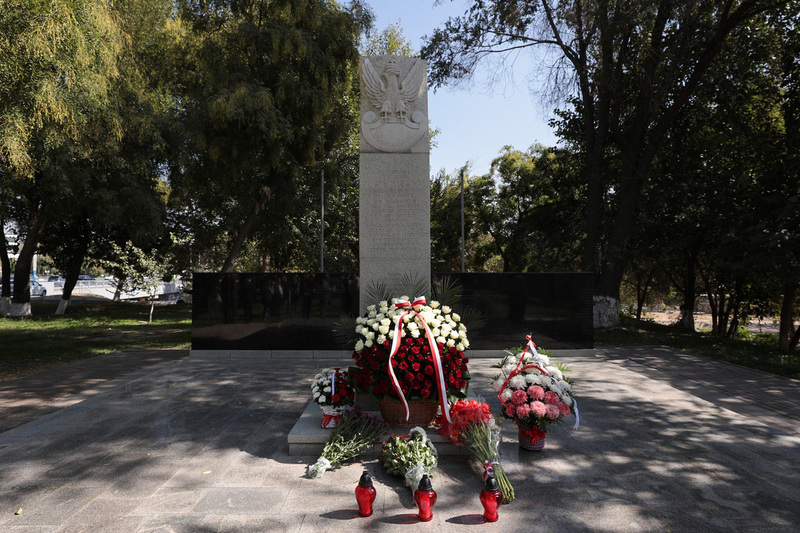 Laying flowers at the monument erected in honour of the soldiers of General Anders' Army – Tashkent, 4 October 2022. Photo: Mikołaj Bujak (IPN)