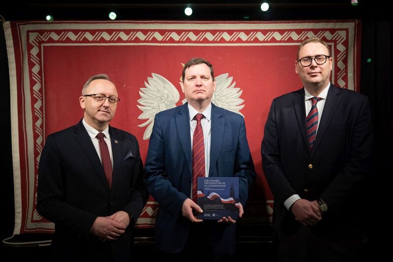 The IPN Deputy President Prof. Karol Polejowski, Latvian Ambassador to Poland Juris Poikāns and Przemyslaw Gasztold, Ph.D. from the IPN Office of Historical Resarch, Warsaw 21 December 2022, photo: M. Bujak (IPN) The IPN Deputy President Prof. Karol Polejowski, Latvian Ambassador to Poland Juris Poikāns and Przemyslaw Gasztold, Ph.D. from the IPN Office of Historical Resarch, Warsaw 21 December 2022, photo: M. Bujak (IPN)