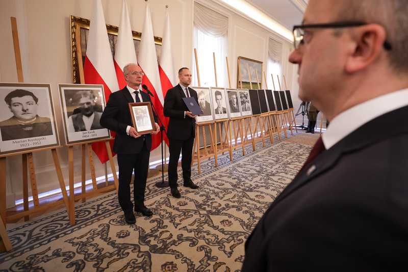 The ceremony of handing out identification notes to family members of 20 victims of totalitarian regimes - Warsaw, 8 March 2023