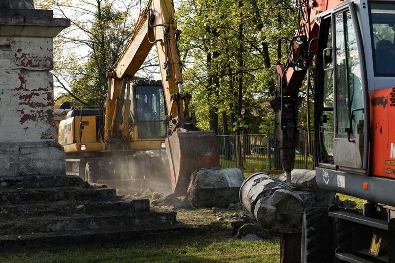 The dismantling of a monument of "gratitude to the Red Army" in Głubczyce
