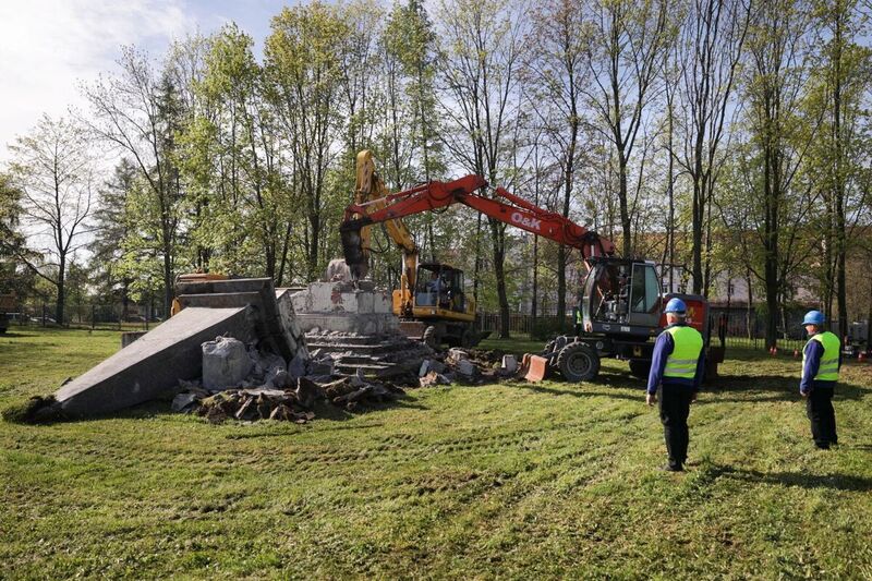 The dismantling of a monument of "gratitude to the Red Army" in Głubczyce