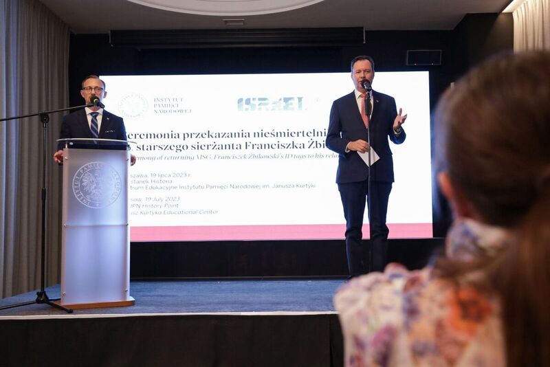 The ceremony of returning the ID tag of a Polish veteran Franciszek Żbikowski to his relatives – Warsaw, 19 July 2023; photo: M. Bujak (IPN)