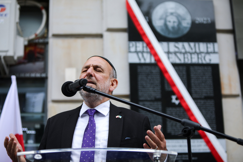 The official unveiling of a commemorative plaque devoted to Perec and Samuel Willenberg took place at 60 Marszałkowska Street in Warsaw, on 1 August 2023, the 79th anniversary of the outbreak of the Warsaw Uprising.