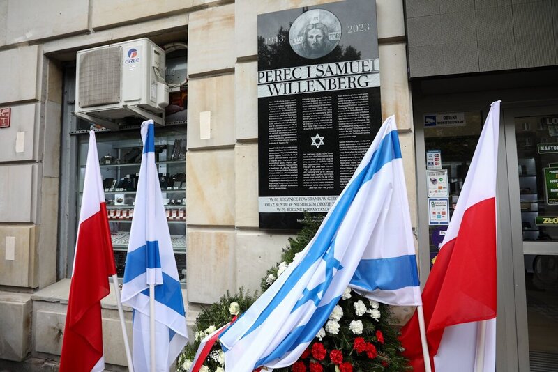 The official unveiling of a commemorative plaque devoted to Perec and Samuel Willenberg took place at 60 Marszałkowska Street in Warsaw, on 1 August 2023, the 79th anniversary of the outbreak of the Warsaw Uprising.