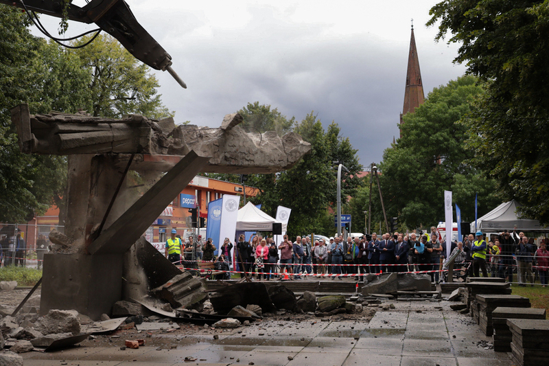 The dismantling of yet another monument commemorating the Red Army, Szczecin 3 August 2023; Photo: Mikołaj Bujak IPN