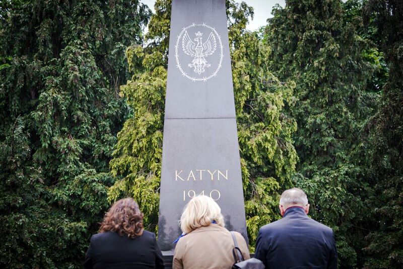 Laying flowers at the Katyn Monument in London – 3 May 2024;.Photo: M. Niegowski (IPN)
