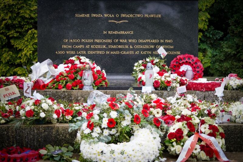 Laying flowers at the Katyn Monument in London – 3 May 2024;.Photo: M. Niegowski (IPN)
