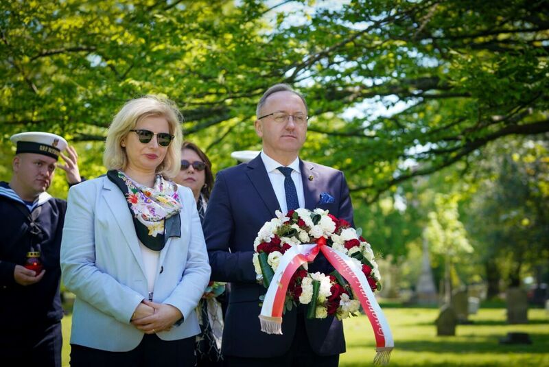 Laying flowers at the Kingston Cemetery in Portsmouth – 4 May 2024;.Photo: M. Niegowski (IPN)